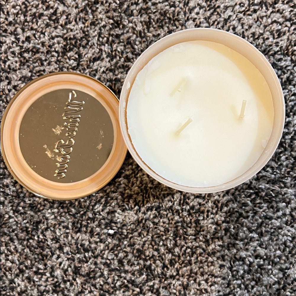 White Barn vanilla bean Candle - Picture 2 of 4